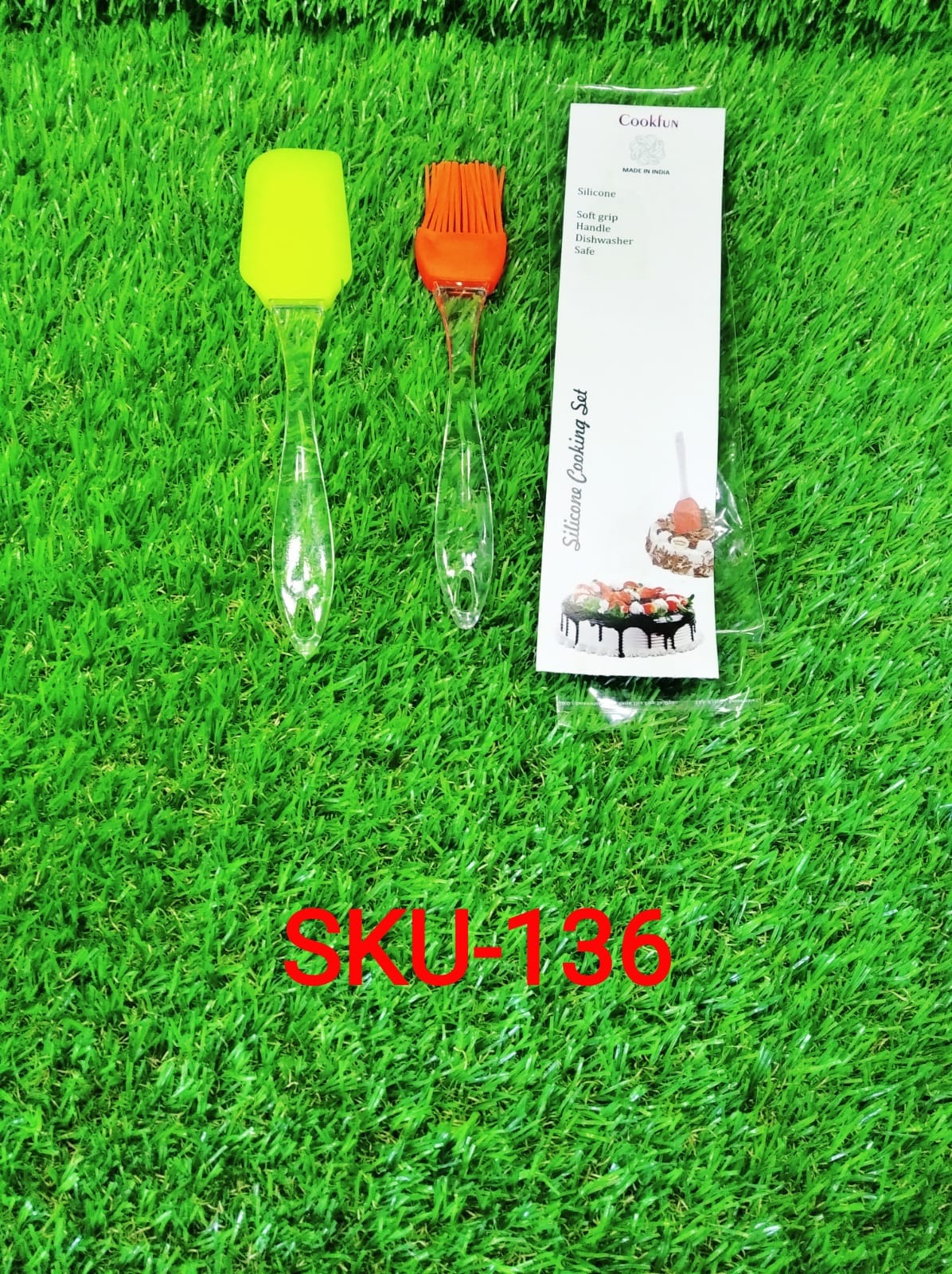 Set of spatula and pastry brush for kitchen use. Set of spatula and pastry brush for kitchen use.